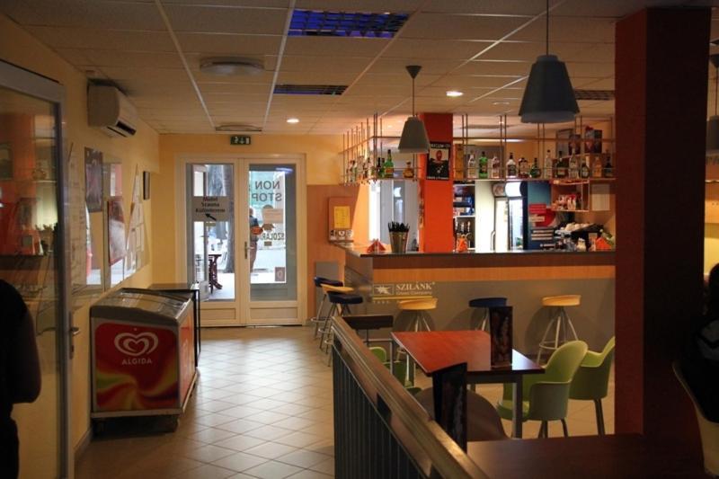 Teke Bowling Centrum Es Sport Panzio Szegedin Exterior foto